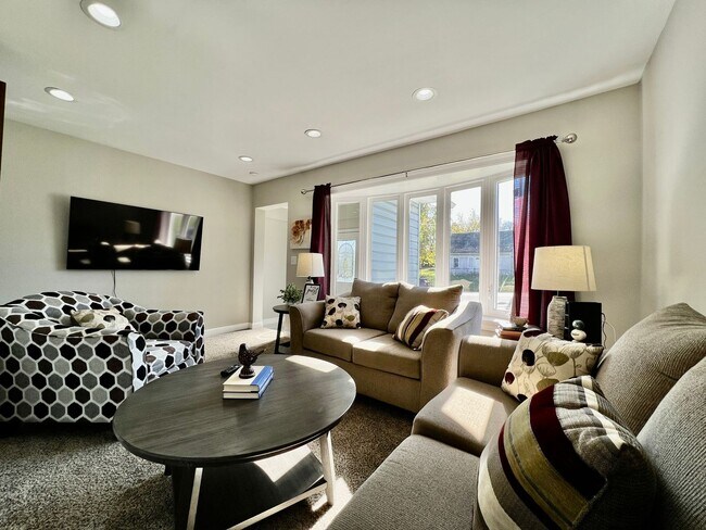Foto del edificio - Beautiful 4 BDR Home - Near I-75