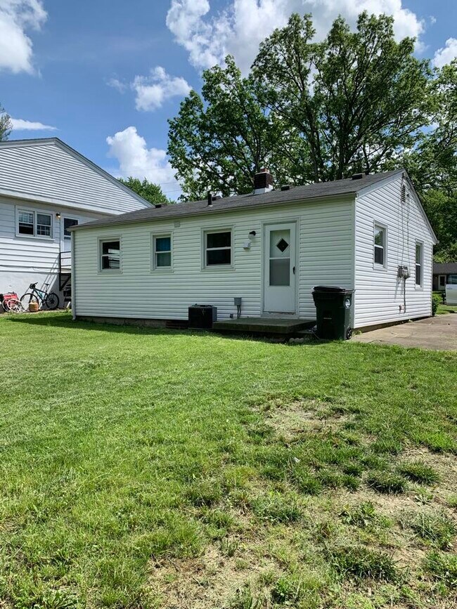 Building Photo - 3915 Riverview Ave