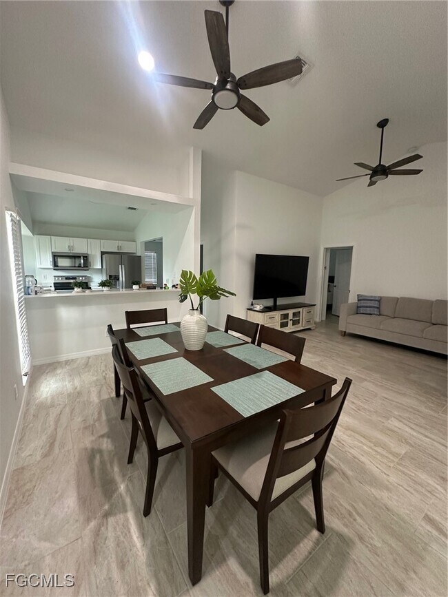 Building Photo - 16821 Sanibel Sunset Ct