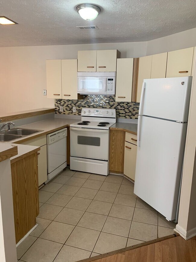 Building Photo - Top Floor 1 Bedroom Condo (rc)