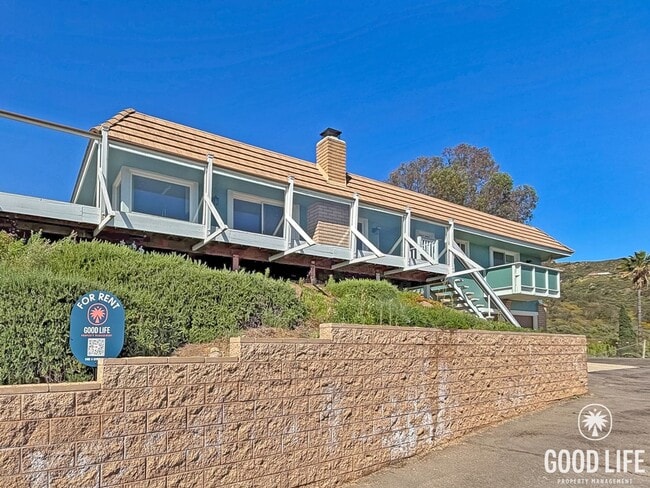 Foto del edificio - Beautiful 3BD/2BA Hillside House in El Cajon W/ Central A/C, Wrap-Around Deck, & Amazing Views!