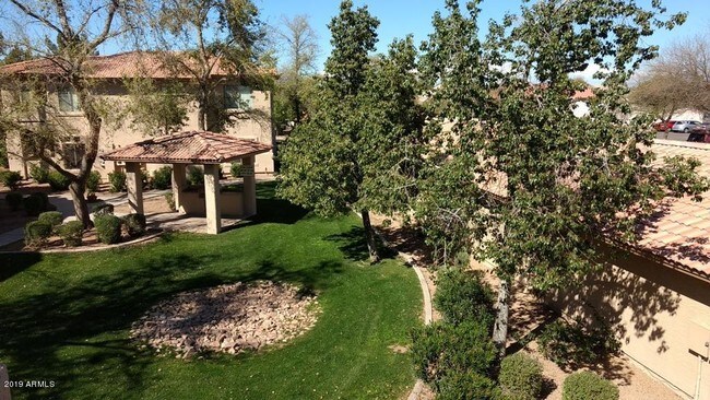 Foto del edificio - 1351 N Pleasant Dr