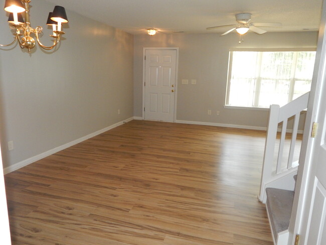 Building Photo - Nice 3 bed 2.5 townhouse