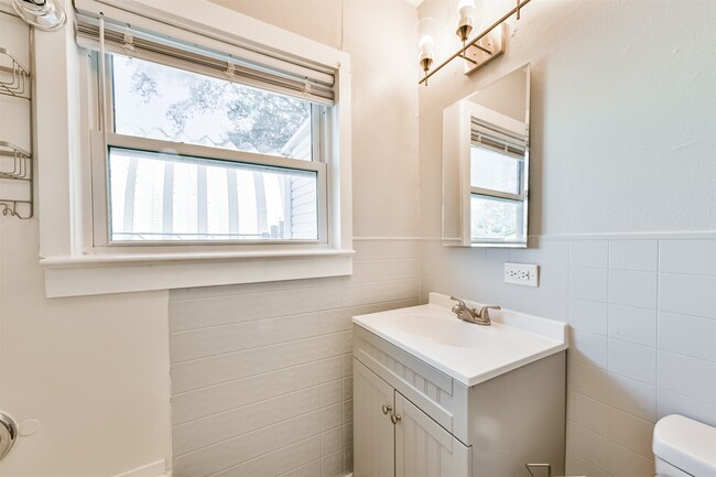 Building Photo - 1021 Maple St