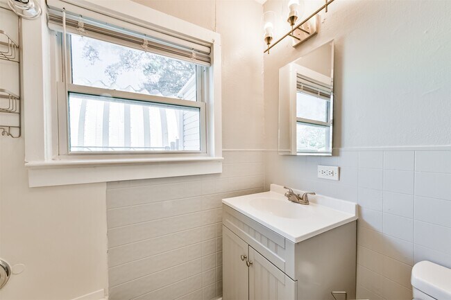 Foto del edificio - 1021 Maple St