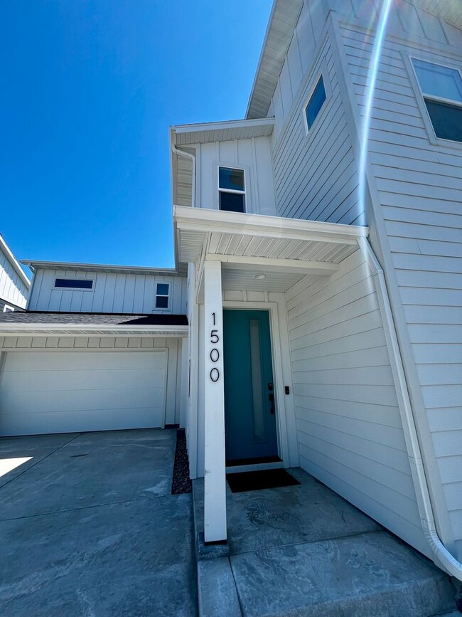 Building Photo - Modern 3-Bedroom Home Close to Gallatin Co...