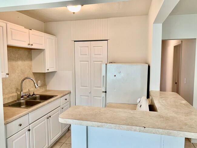 Building Photo - 2 bed 2 bath close to downtown Bradenton