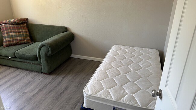 Foto del edificio - Room for Rent, 1 bath House - 2008 El Cami...