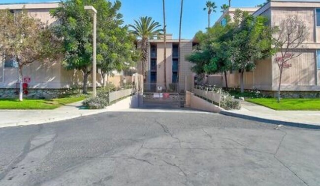 Cochera - 6979 Palm Ct