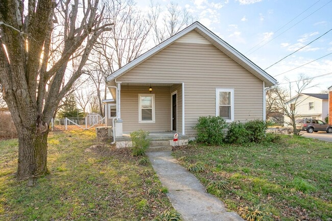 Building Photo - Charming Murfreesboro Home!