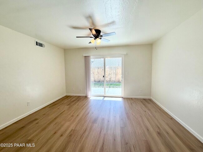 Foto del edificio - 564 Lincoln Ave