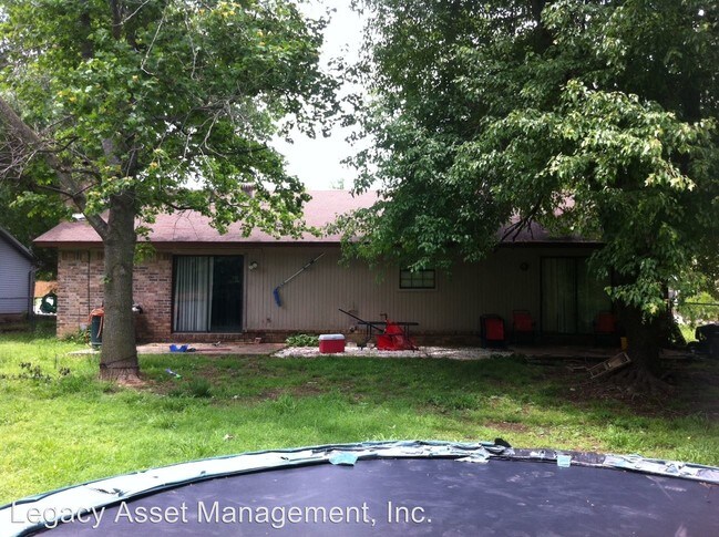 Building Photo - 2413 E Magnolia Dr
