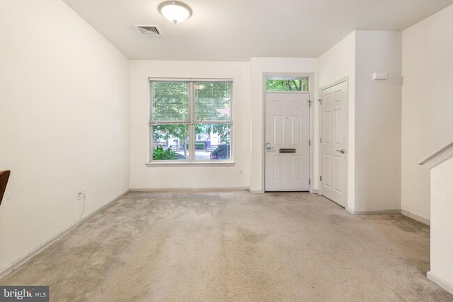 Building Photo - 743 S 13th St
