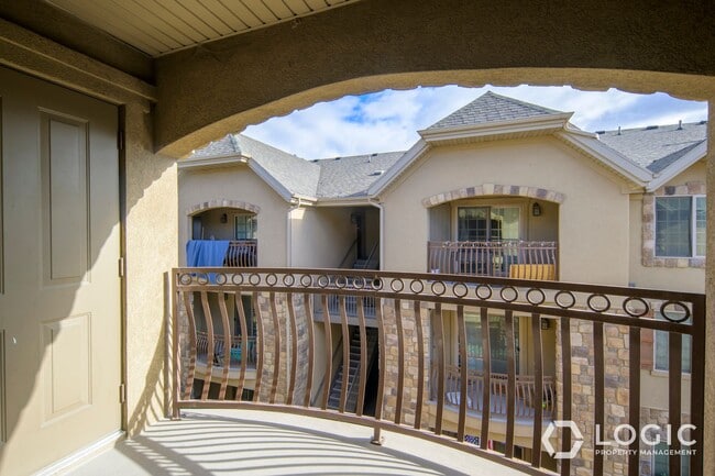 Building Photo - Stunning Top Floor Condo in Great Location!