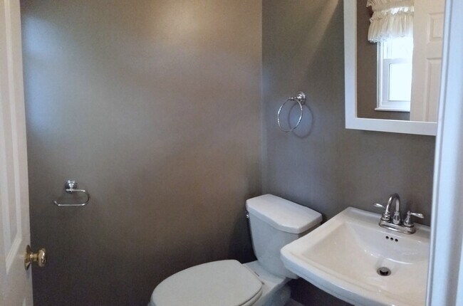 Medio baño principal - 529 Strawberry Hill Rd