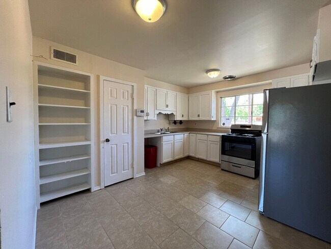 Building Photo - 3 Bedroom/2 Bath, Water Paid. Near Hospita...