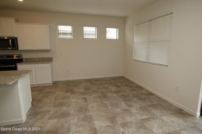 Foto del edificio - 896 Old Country Rd S E