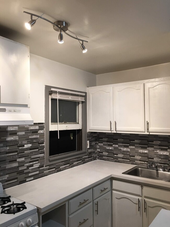 Photo - 1339-1345 S. Sycamore Avenue Apartment