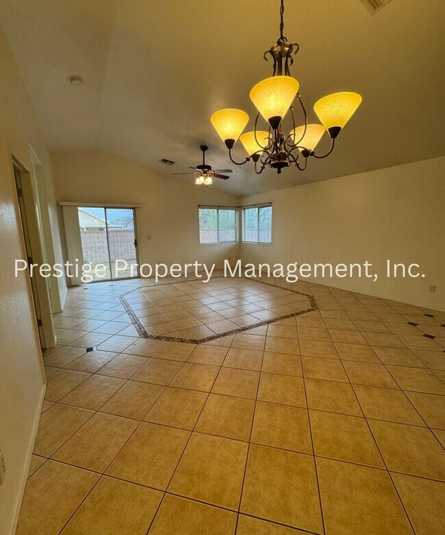 Foto del edificio - Charming West 2 Bedroom/ 2 Bathroom with a Den is  Waiting For You To Call Home!!