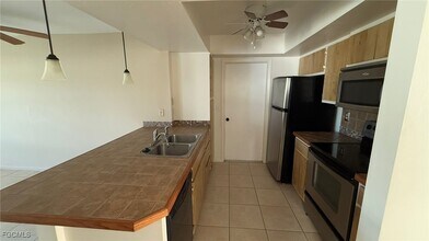 Building Photo - 2825 SW Santa Barbara Pl