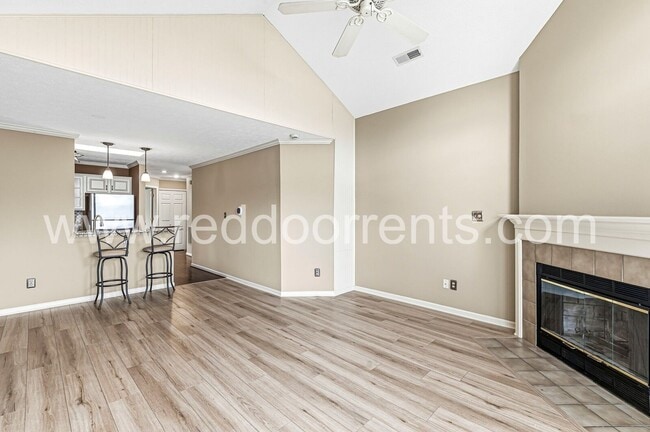 Building Photo - Stylish Waterfront Living Near Keystone at the Crossing