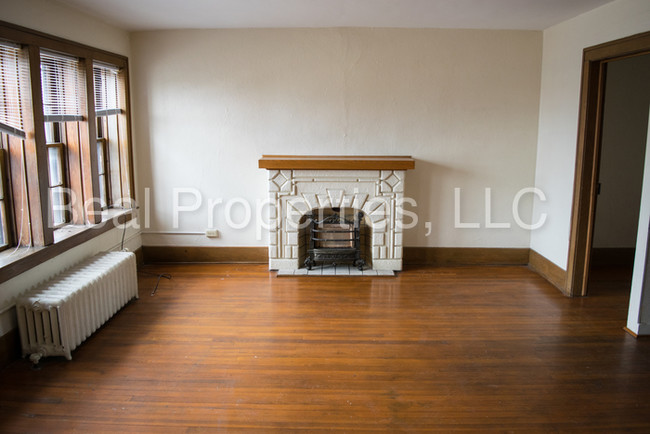 Building Photo - 1389 W Sylvania Ave