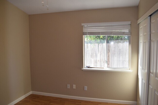 Building Photo - 104 Hibiscus Ct