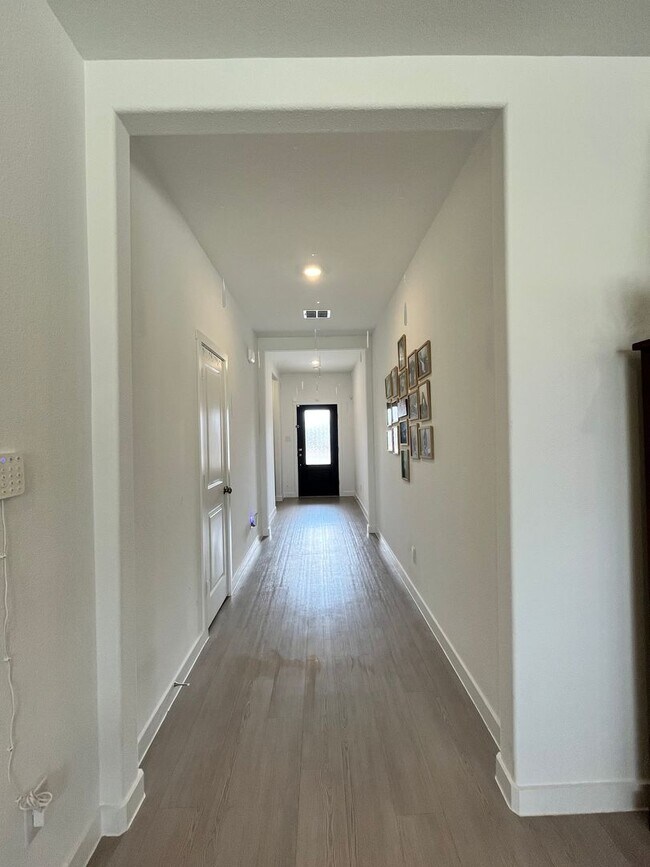 Foto del edificio - Beautiful Newer 3-2-2 with WOW Yard!