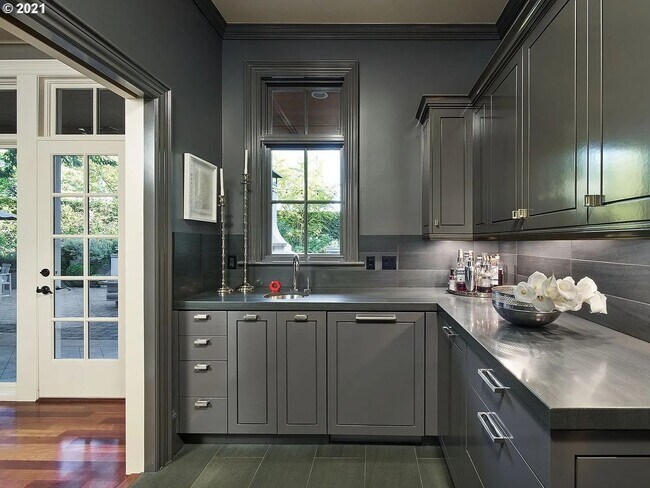 Foto del edificio - Elegant European Villa in Portland Heights...