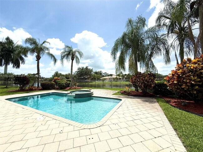 Foto del edificio - 2547 Montclaire Cir