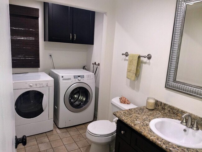 powder rm & laundry - 4758 La Villa Marina