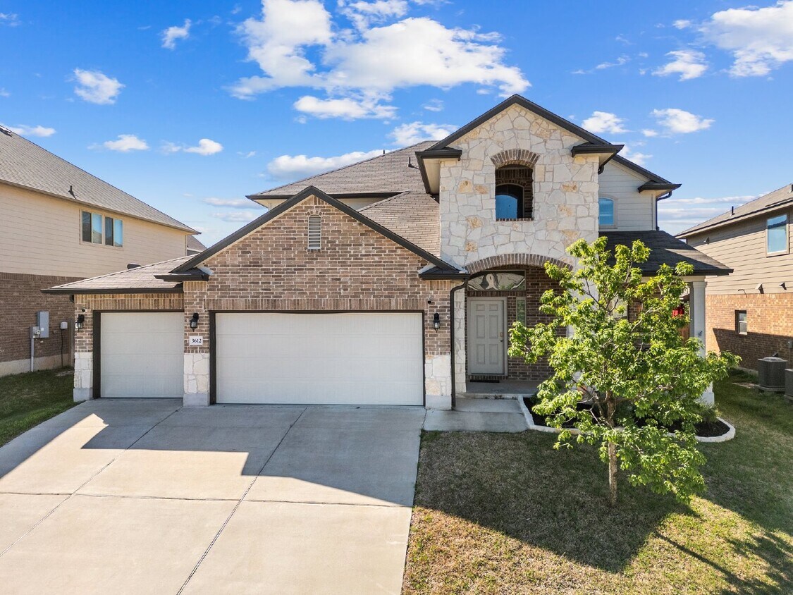Foto principal - Spacious 5-Bedroom Home with Granite Count...