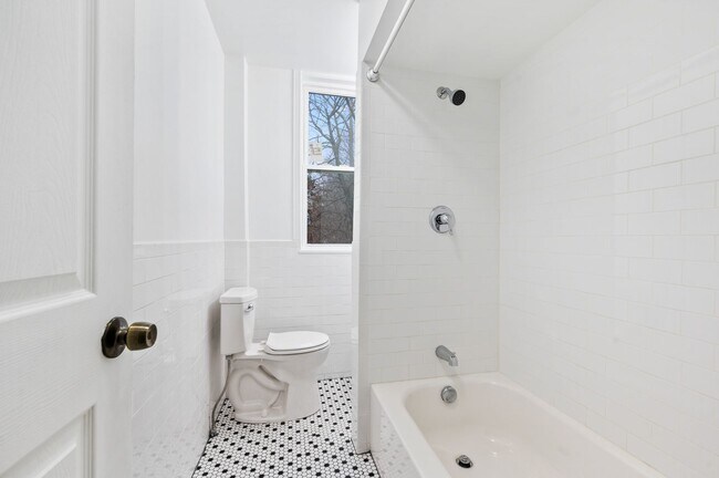 Foto del edificio - Spacious 3 Bed, 1 Bath Apartment in Garfie...