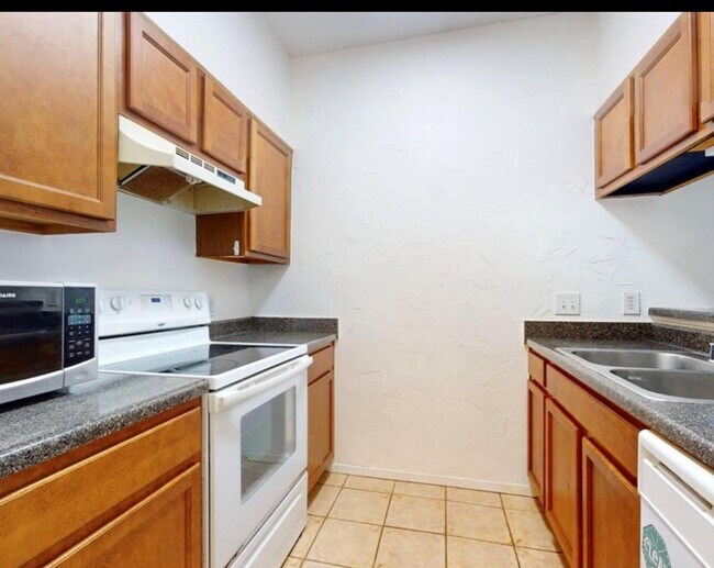 Foto del edificio - 7031 N Holiday Dr