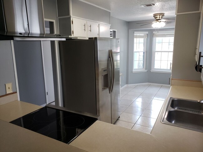 Foto del edificio - Totally Renovated 2 Bed/2 Bath Condo Near Walmart, Shopping, Airport, Mall, & Park!