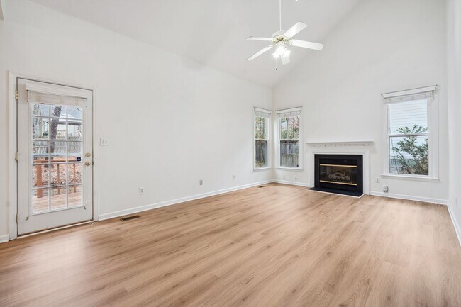 Foto del edificio - Pet friendly, 3 bedroom home with bonus room and fenced yard in Woodlake!