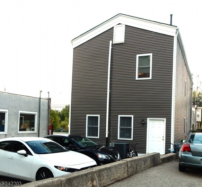 Primary Photo - 256 Main St