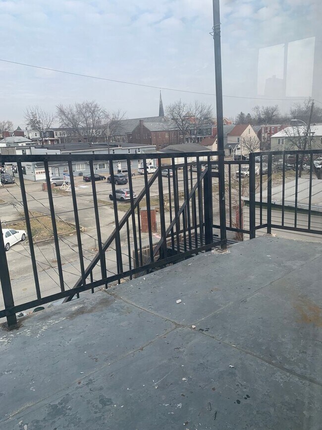 Building Photo - Available Now - West End of Town! Close to...