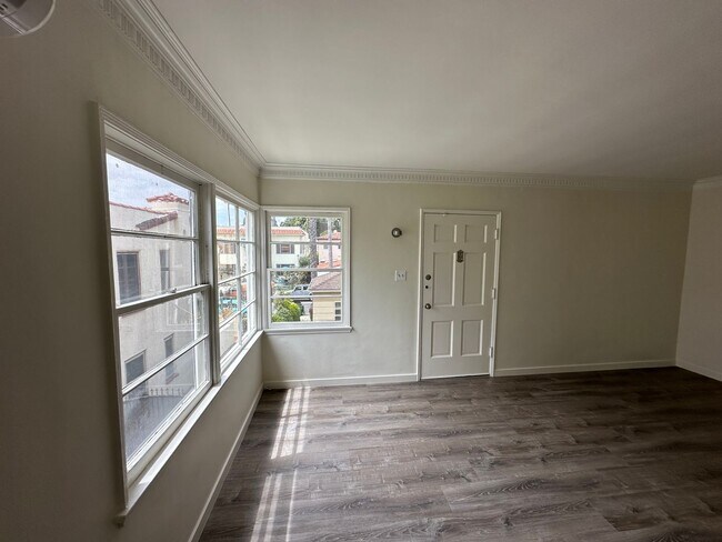 Foto del edificio - MOVE-IN SPECIAL 2 WEEKS FREE RENT!!!! - Lovely Cozy & Spacious renovated upper level 1 Bedroom / ...