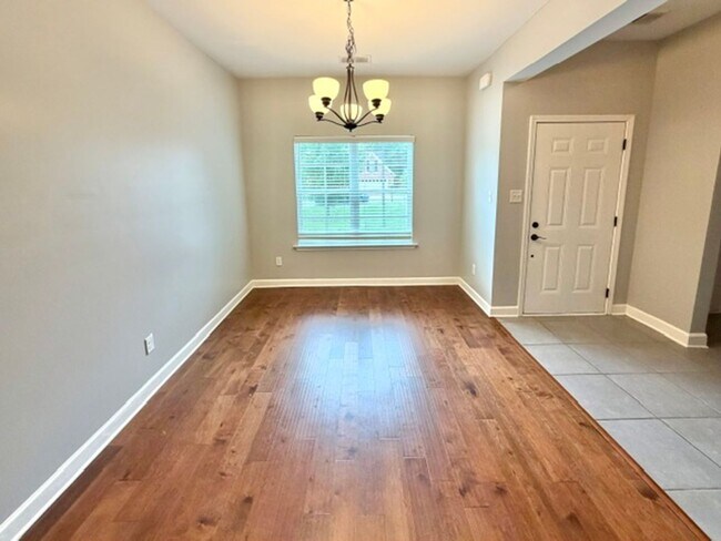 Foto del edificio - 8136 Maywood Dr