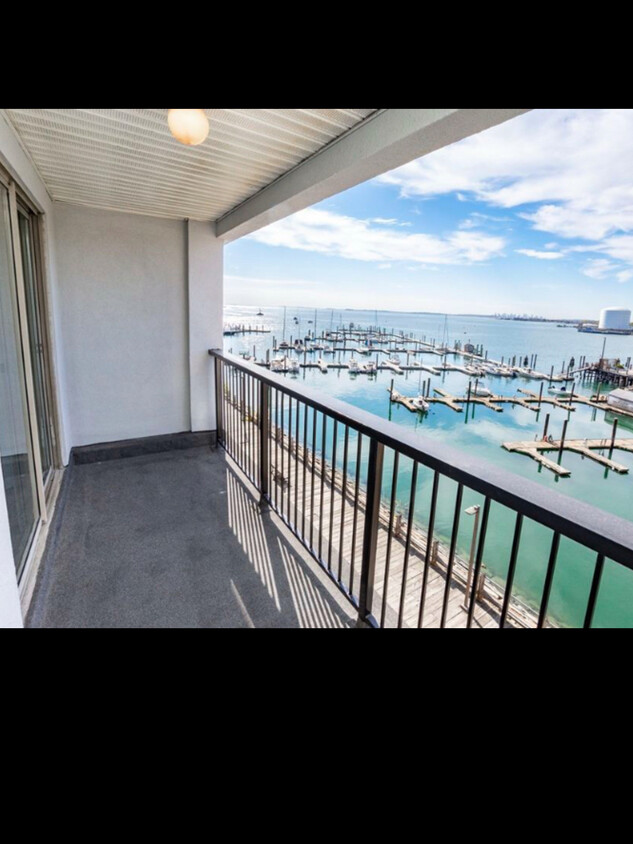 Your own Private Balcony - 150 Lynnway