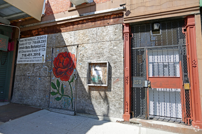 Building Photo - 250 Smith St
