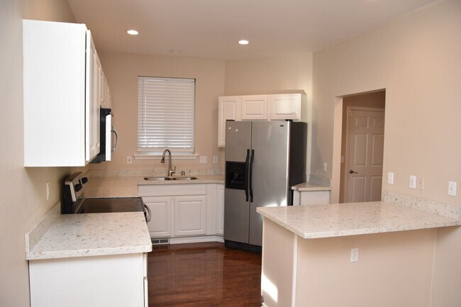 Building Photo - 4 Bedroom 2.5 Bath University Place Home i...