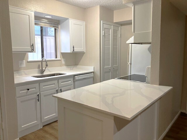 Foto del edificio - 12100 Melville Dr