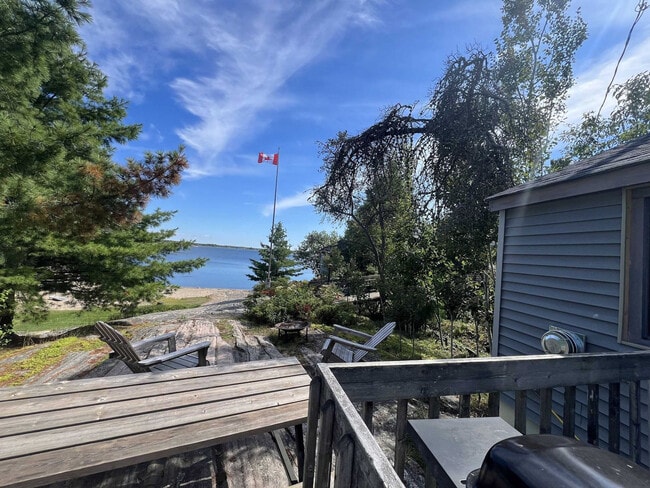 Photo du bâtiment - 100 Sand Bay Rd
