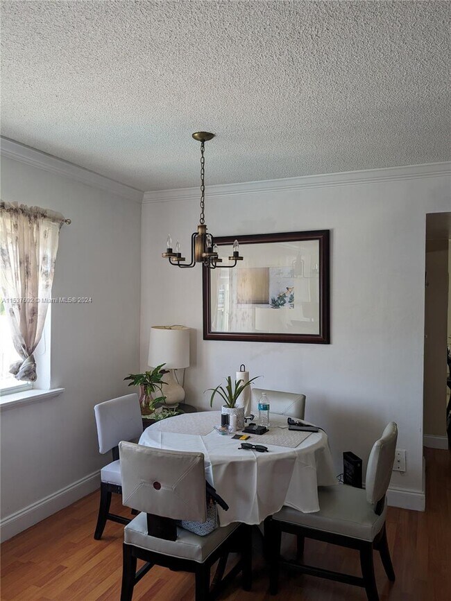 Foto del edificio - 8001 Crespi Blvd