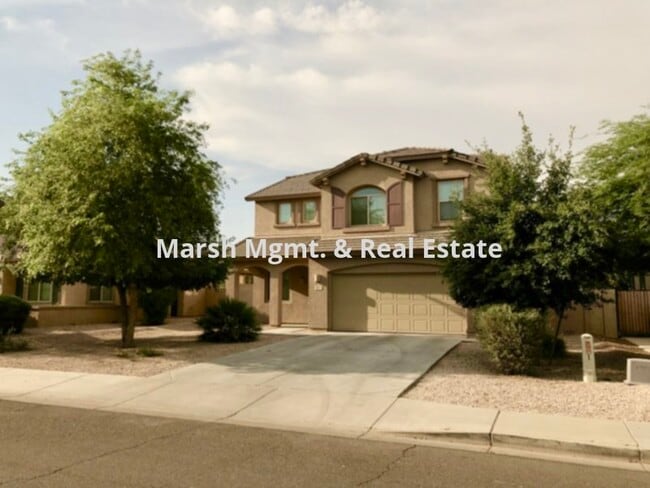 Beautiful 5 bedroom home with tons of livi... - Beautiful 5 bedroom home with tons of livi...