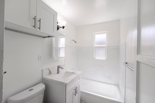 Foto del edificio - Huge Freshly Renovated 1 Bedroom in Linda Vista | Rare Spacious Layout