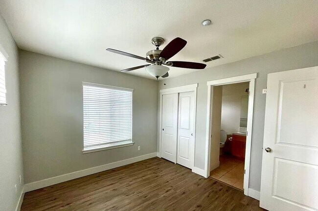 Foto del edificio - 2745 Elston St