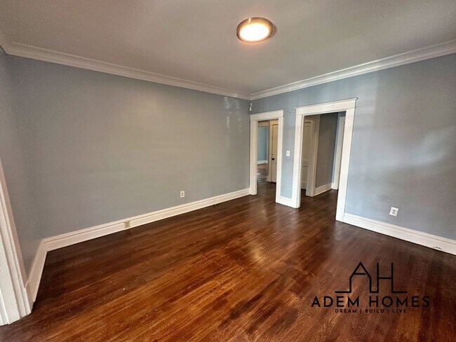 Foto del edificio - Recently Renovated Brick Home Minutes Away...